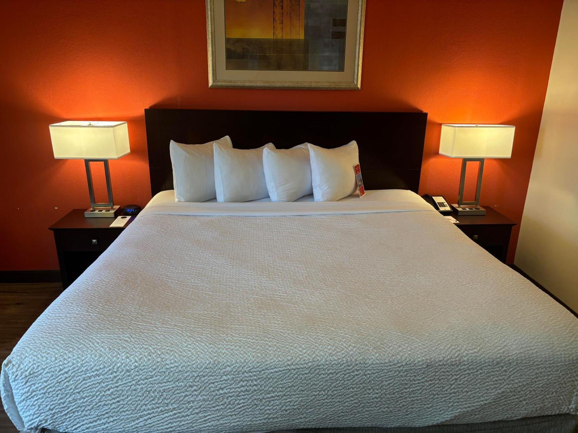 Ramada by Wyndham Newark/Wilmington Hotel Bagian luar foto