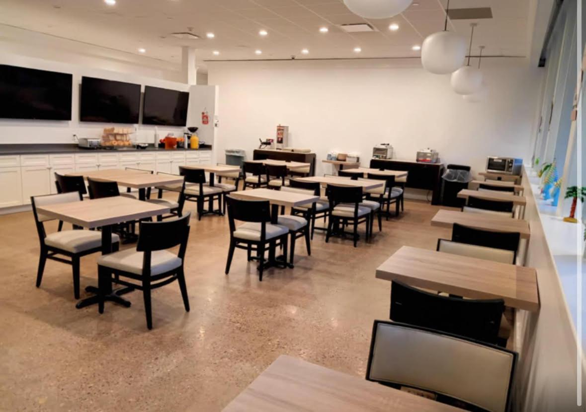 Ramada by Wyndham Newark/Wilmington Hotel Bagian luar foto