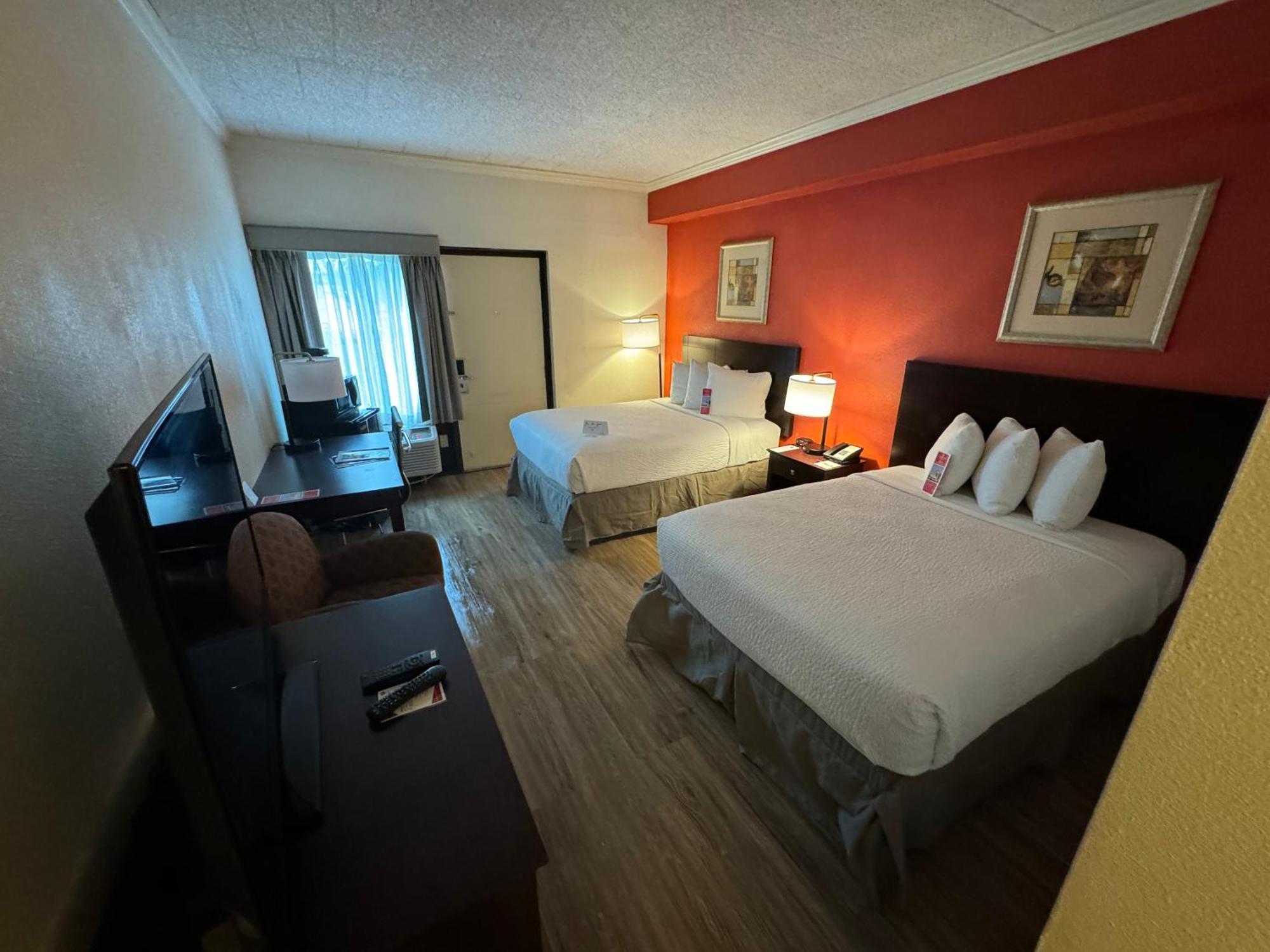 Ramada by Wyndham Newark/Wilmington Hotel Bagian luar foto
