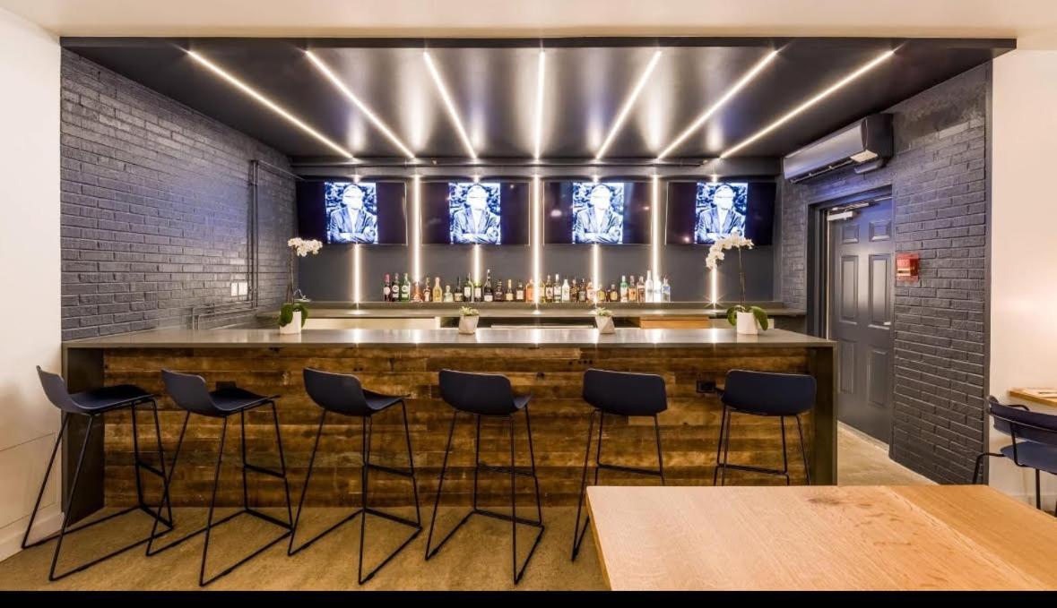 Ramada by Wyndham Newark/Wilmington Hotel Bagian luar foto
